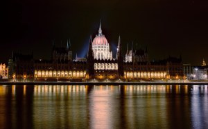 Budapest_Parlament_by_night_WUXGA