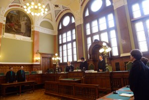 Budapest, 2014. szeptember 9. Maka Mária tanácsvezetõ bíró (k) felolvassa az ítélet indoklását a K&H Bank Zrt. által az egyoldalú kamatmódosítást lehetõvé tévõ szerzõdési feltételek tisztességtelenségével kapcsolatos vélelem megdöntésére a magyar állam ellen indított per tárgyalásán a Fõvárosi Törvényszék tárgyalótermében 2014. szeptember 9-én. A bíróság elsõfokú, nem jogerõs ítélete szerint a bank 2014. március 15. és július 19. közötti idõszakban egyoldalú szerzõdésmódosítást lehetõvé tevõ egyes kikötései tisztességesek. Balról a felperes jogi képviselõi, Gárdos Péter (b) és Nagy András (b2), jobbról az alperes jogi képviselõje, Benke Gábor (j). MTI Fotó: Bruzák Noémi