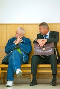 Győr, 2014. szeptember 16. Védőügyvédjével, Plentner Nándorral (j) beszélget az előzetes letartóztatásról döntő tárgyalás előtt a Győri Járásbíróság folyosóján 2014. szeptember 16-án az a férfi, aki a gyanú szerint szeptember 14-én három embert megkéselt egy győri kocsmában. Az 53 éves gyanúsított italozás közben két fiatalabb vendéggel került szóváltásba; távozott, majd nem sokkal később két konyhakéssel tért vissza; a teraszon ülő két haragosát mellkason és hastájékon, a segítségükre siető pultos nőt nyakon szúrta. A férfit több emberen elkövetett emberölés kísérletével gyanúsítják. MTI Fotó: Krizsán Csaba