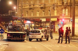Budapest, 2014. szeptember 19. Elszállítanak egy rendõrautót Budapesten, a Baross téren, ahol a Központi Nyomozó Fõügyészség (KNYF) felkérésére szolgálatban lévõ rendõröket fogtak el a Terrorelhárítási Központ munkatársai 2014. szeptember 19-én hajnalban. Az MTI úgy tudja: a TEK azokra a rendõrökre csapott le, akik korábban a Baross téren elfogták azt a férfit, aki egy embert megsebesített, többeket pedig megfenyegetett riasztópisztollyal a fõváros VII. kerületében. MTI Fotó: Mihádák Zoltán