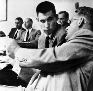 John Gilbert Graham az ügyvédével a törvényszéken