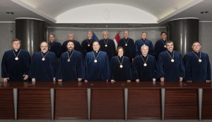 Budapest, 2012. január 23. Az Alkotmánybíróság tagjai. Elsõ sor balról: Stumpf István, Bragyova András, Szalay Péter, Pokol Béla, Szívós Mária, Bihari Mihály, Balogh Elemér és Lenkovics Barnabás. Hátsó sor balról: Kovács Péter, Kiss László, Holló András, Paczolay Péter elnök, Dienes-Oehm Egon, Balsai István és Lévay Miklós. MTI fotó: Szigetváry Zsolt