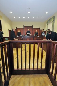 Szeged, 2014. október 3. Mezőlaki Erik tanácsvezető bíró (középen) ismerteti az ítéletét az ároktői bandaként elhíresült hat vádlott ügyében a Szegedi Ítélőtáblán 2014. október 3-án. Az ügyben kirendelés folytán eljáró bíróság a lényegi vádpontokat tekintve helyben hagyta a Fővárosi Ítélőtáblának a Fővárosi Törvényszéken januárban hozott elsőfokú ítéletét. MTI Fotó: Kelemen Zoltán Gergely