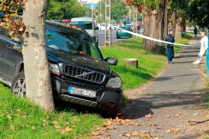 Budapest, 2014. szeptember 29. Összetört személyautó a XVII. kerület Pesti úton 2014. szeptember 29-én. A Budapesti Rendõr-fõkapitányság (BRFK) tájékoztatása szerint fél hét körül ismeretlenek megtámadtak két férfit Budapesten, az Újlak utcában. A csuklyát viselõ támadók gázspray-vel lefújták és megkötözték a sértetteket, elvették a náluk lévõ készpénzt, majd egy fehér kisbusszal elmenekültek a helyszínrõl. Miután a sértettek kiszabadultak, beszálltak az autójukba és a támadók jármûve után hajtottak. Amikor a menekülõ támadók ezt észrevették, több lövést adtak le az õket követõ gépkocsi irányába, amely a Pesti úton egy fának ütközött. A lövöldözés, illetve a baleset következtében senki nem sérült meg. A BRFK rablás bûntettének gyanúja miatt indított eljárást ismeretlen tettesek ellen. MTI Fotó: Mihádák Zoltán