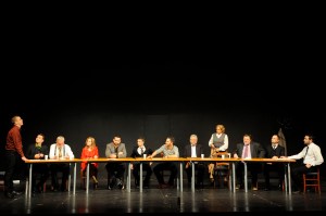 Szeged, 2014. október 14. Forrai Miklós, a Szegedi Járási ügyészség ügyésze (b) az 1. esküdt, Németh György Attila egyetemi hallgató (b2) a 2. esküdt, Kosztolányi József egyetemi docens (b3) a 3. esküdt, Nagy Erzsébet a Szegedi Ítélõtábla bírája (b4) a 4. esküdt, Spitzer Jenõ egyetemi hallgató (b5) az 5. esküdt, Varga Norbert, a Szegedi Egyetemi Színház vezetõje (b6) a 6. esküdt, Ragány Zoltán a Szegedi Nyomozó ügyészség ügyésze (j6) a 7. esküdt, Hegedûs István, a Szegedi ítélõtábla bírája (j5) a 8. esküdt, Fekete Gizi, a Szegedi Nemzeti Színház színmûvésze (j4) a 9. esküdt, Magyarossy József ügyvéd (j3) a 10. esküdt, Gyorgyev Bránimír biztosítási tanácsadó (j2) a 11. esküdt és Nyéki Tamás helytörténész (j) a 12. esküdt szerepében Reginald Rose 12 dühös ember címû drámájának próbáján a Szegedi Nemzeti Színház Kisszínházában 2014. október 13-án. A darabot Barnák László rendezésében  2014. október 15-én mutatják be. Az elõadás a Szegedi Tudományegyetem és a Szegedi Nemzeti Színház közös produkciója. MTI Fotó: Kelemen Zoltán Gergely