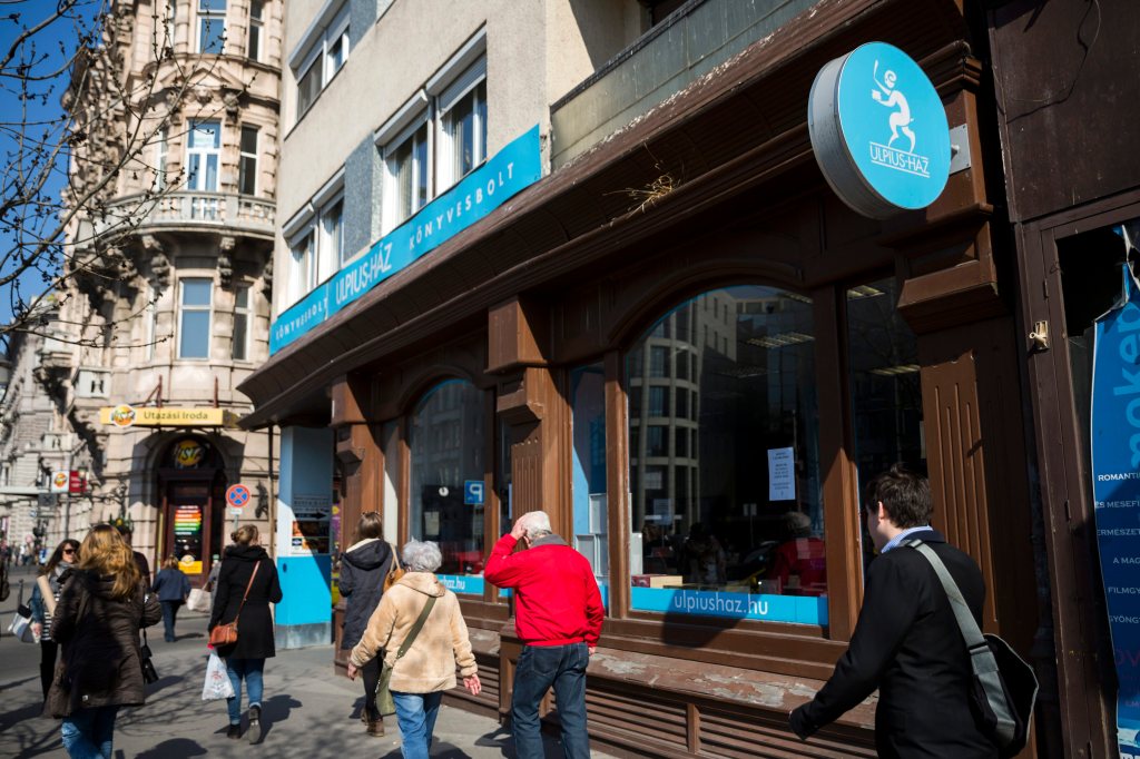 Budapest, 2015. március 18. Az Ulpius-ház könyvkiadó boltja Budapesten, a Bajcsy-Zsilinszky úton 2015. március 18-án. A kiadó elõzõ nap jelentette be, hogy csõdvédelmet kért. MTI Fotó: Mohai Balázs