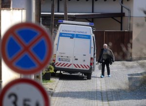 Szentendre, 2015. március 20. Bûnügyi helyszínelõk autója áll Szentendrén, ahol holtan találtak egy 42 éves nõt otthonában 2015. március 20-ára virradóra. A helyszíni orvos szakértõ elsõdleges véleménye szerint nem zárható ki az idegenkezûség, ezért a rendõrség nyomozást indított. MTI Fotó: Mihádák Zoltán