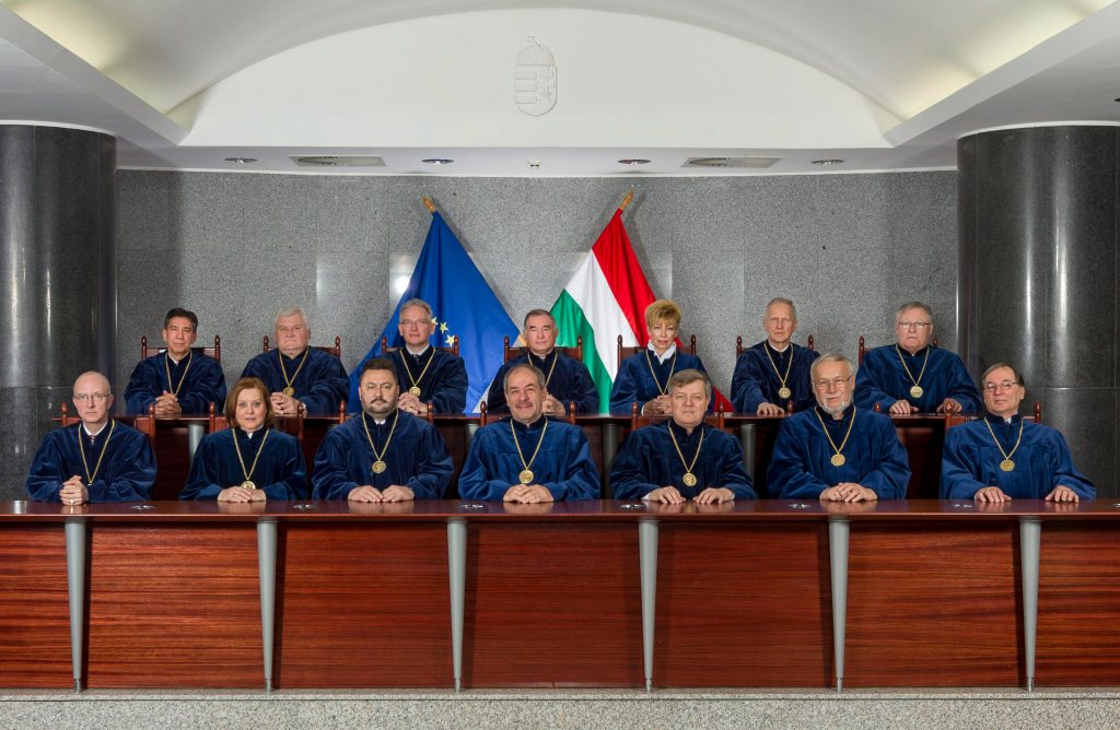 Budapest, 2015. március 26. Az Alkotmánybíróság tagjai a testület székházának hirdetõtermében 2015. március 24-én. Az elsõ sor balról: Varga Zs. András, Szívós Mária, Szalay Péter, Sulyok Tamás, Stumpf István, Salamon László és Pokol Béla alkotmánybírók. A második sor balról: Lévay Miklós, Kiss László, Juhász Imre alkotmánybírók, Lenkovics Barnabás, az Alkotmánybíróság elnöke, Czine Ágnes, Dienes-Oehm Egon és Balsai István alkotmánybírók. MTI Fotó: Szigetváry Zsolt
