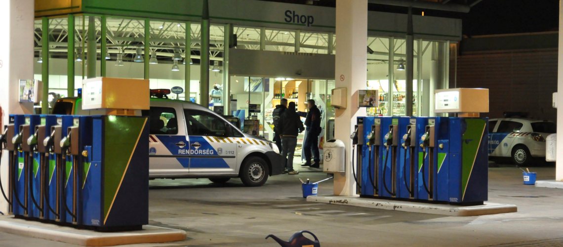 Budapest, 2015. április 2.  Rendõrök egy benzinkútnál Budapesten a IX. kerületi Gyáli úton, amelyet kiraboltak 2015. április 1-jén este. Egy ismeretlen férfi bement az üzemanyagtöltõ állomásra, az alkalmazottat egy fegyverrel vagy annak utánzatával megfenyegette, a készpénz átadását követelte. A tettes lövést nem adott le, személyi sérülés nem történt. MTI Fotó: Mihádák Zoltán