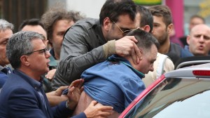 Giulio Murolot beszállítják a rendőrautóba