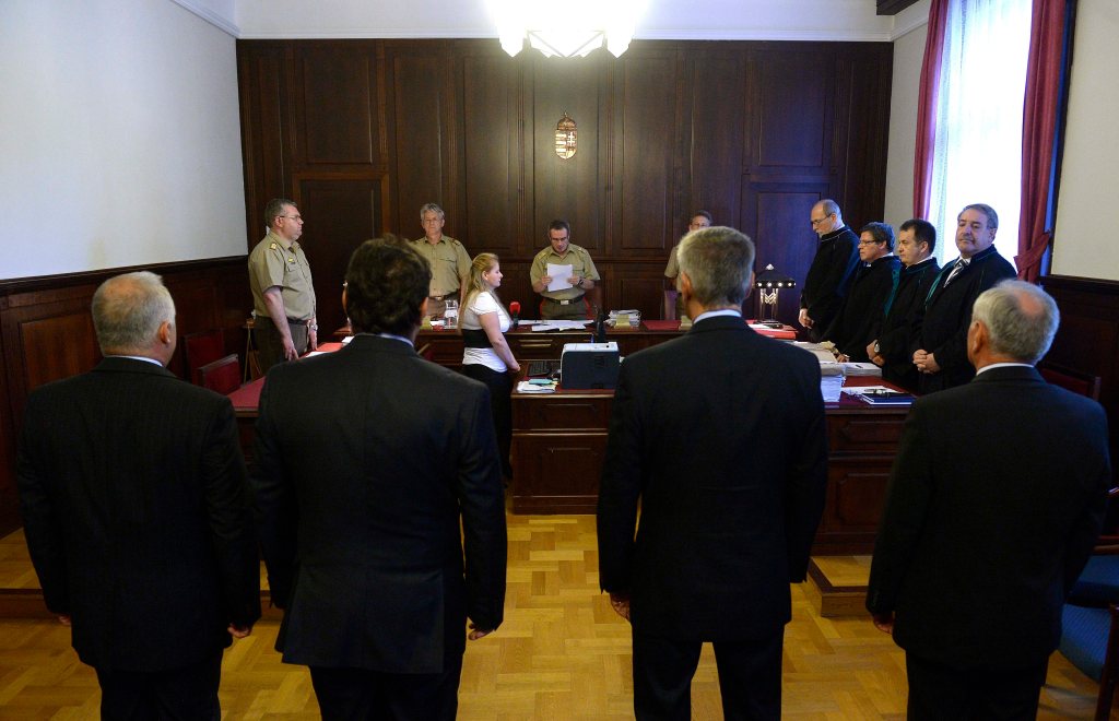 Budapest, 2015. június 5. A vádlottak, Laborc Sándor, az NBH volt fõigazgatója, Püski László, a Zömök Kft. biztonsági cég vezetõje, Szilvásy György, a Gyurcsány-kormány titokminisztere és Galambos Lajos, az NBH volt fõigazgatója (háttal b-j) hallgatják Ruzsás Róbert dandártábornok, tanácselnök bírót (k) az úgynevezett kémügy másodfokú tárgyalásának ítélethirdetésén a Fõvárosi Ítélõtábla tárgyalótermében 2015. június 6-án. A bíróság másodfokú végzésével megsemmisítette az elsõfokú, elmarasztaló ítéletet és új eljárásra utasított a Szilvásy György volt titokminiszter, a Nemzetbiztonsági Hivatal (NBH) két korábbi vezetõje, valamint egy magánszemély ügyében kémkedés vádjával folyó büntetõperben. MTI Fotó: Bruzák Noémi