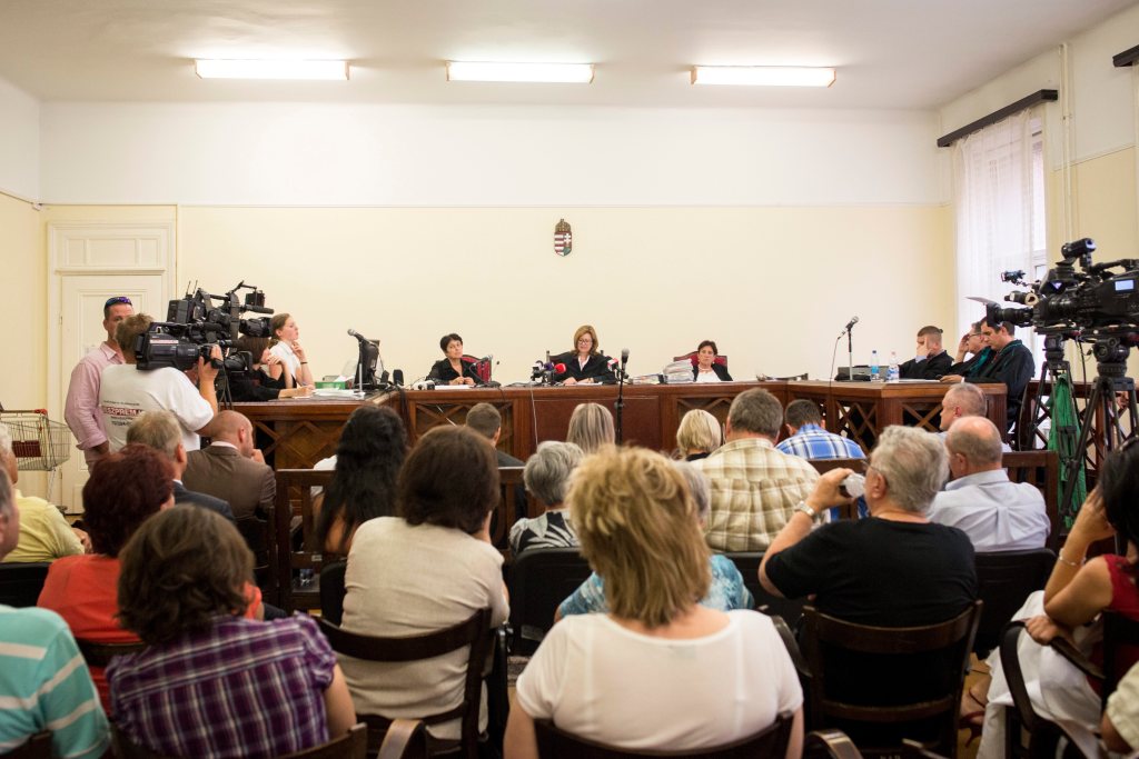 Budapest, 2015. június 29. Szemben Gajda Ágnes bíró (k) az L. Róbert és hat fõ ellen hûtlen kezelés bûntette miatt indult büntetõper tárgyalásán a Fõvárosi Törvényszéken 2015. június 29-én. Az ügy 2006-2007-ig nyúlik vissza, amikor az Il Ferro Kft. autótulajdonosoknak azt ígérte, hogyha bizonyos cégek reklámmatricáit felhelyezik autójukra, akkor cserébe pénzt kapnak. Az ügyészség vádja szerint a kft. lényegében nem fizetett a mintegy 2500 autótulajdonosnak. Az elsõrendû vádlottat, az Il Ferro Kft. ügyvezetõ igazgatóját a bíróság 6 év börtönbüntetésre, valamint 428 millió forint vagyonelkobzásra ítélte. MTI Fotó: Kallos Bea