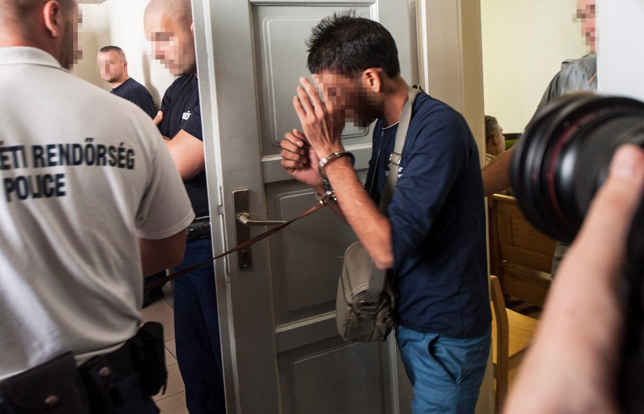 Kecskemét, 2015. augusztus 29. Az ausztriai A4 autópályán hagyott autóban 71 menekült halálát okozó bûncselekménnyel összefüggésben õrizetbe vett egyik gyanúsítottat vezetik elõ az elõzetes letartóztatásról döntõ tárgyalásra a Kecskeméti Járási Bíróságon 2015. augusztus 29-én. A Kecskeméti Járási Ügyészség minõsített embercsempészés bûntette miatt indítványozta a bûncselekménnyel összefüggésben õrizetbe vett három bolgár és egy afgán embercsempész elõzetes letartóztatását. MTI Fotó: Ujvári Sándor