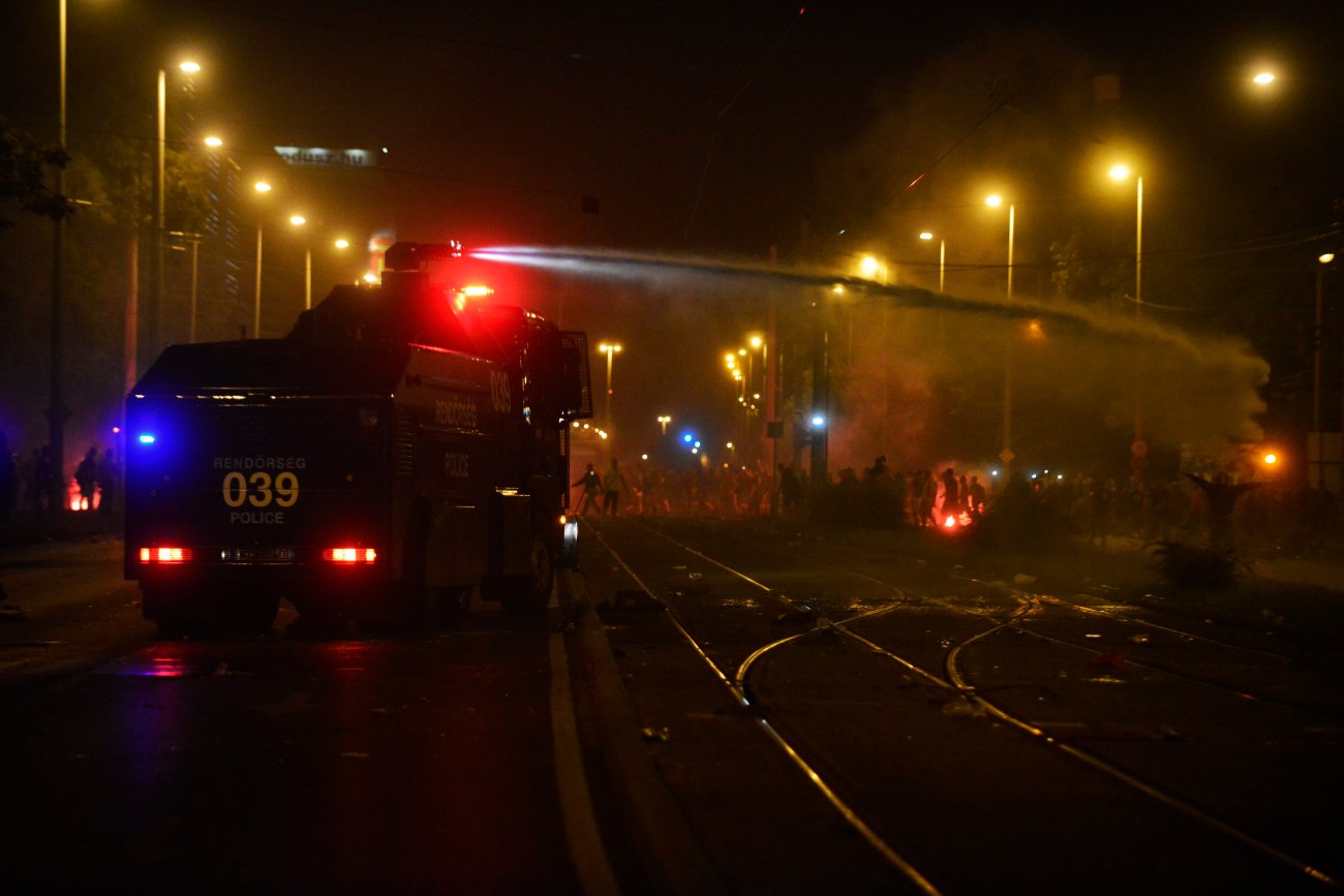 A rendõrség vízágyús autója, amelyet randalírozók ellen vetettek be a Magyarország - Románia labdarúgó Európa-bajnoki selejtezõ helyszíne, a budapesti Groupama Arénánál a mérkõzés után 2015. szeptember 4-én.