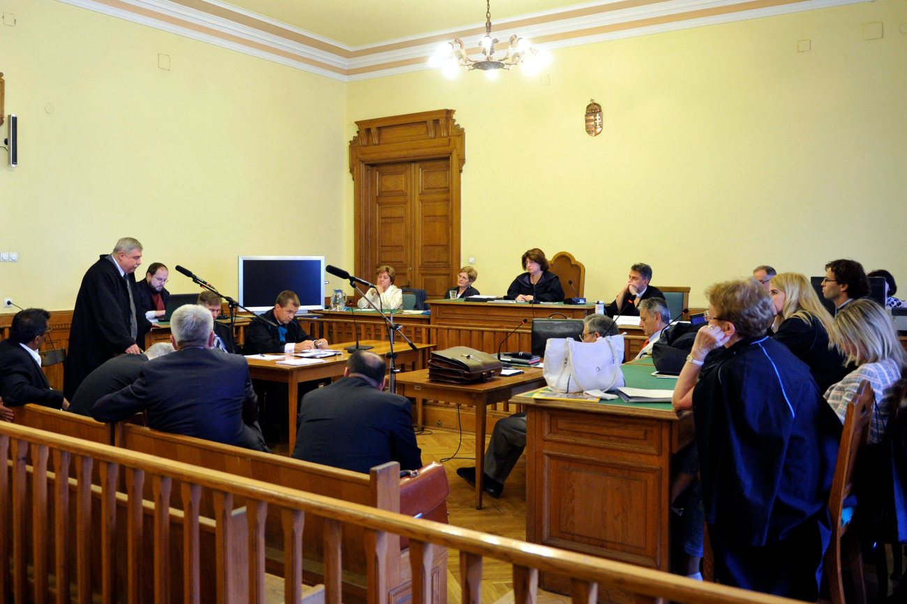 Budapest, 2015. szeptember 8. Busch Béla  ügyvéd beszél a sikkasztás bûntette és más bûncselekmények miatt Kulcsár Attila és 17 társa ellen indított büntetõper tárgyalásán, a Fõvárosi Törvényszéken 2015. szeptember 8-án. Bizonyos cselekményeknél sikkasztás helyett vesztegetés megállapítását kérte szeptember 3-i vádbeszédében az ügyész. MTI Fotó: Kovács Attila